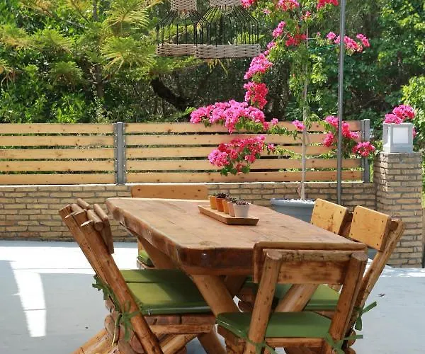 Stathi\'S Cottage